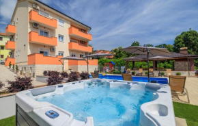 Cozy Apartment In Opric With House Sea View